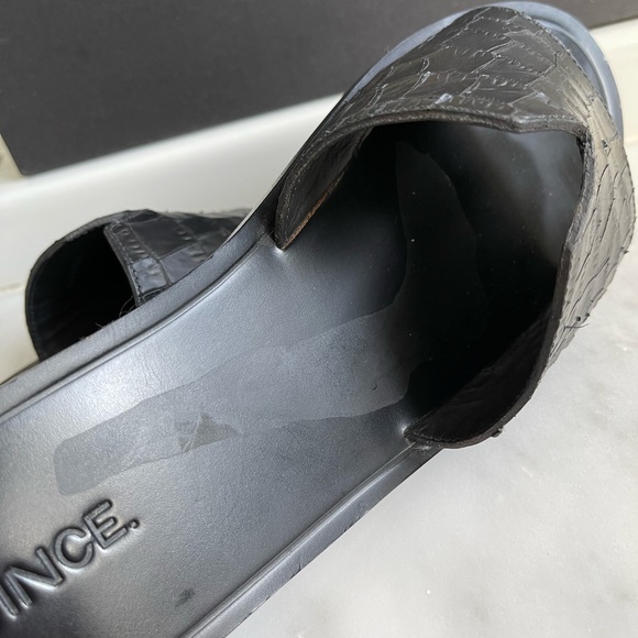 Vince ‘Turner 2’ Black Lea Embossed Leather Slides - Picture 7 of 10